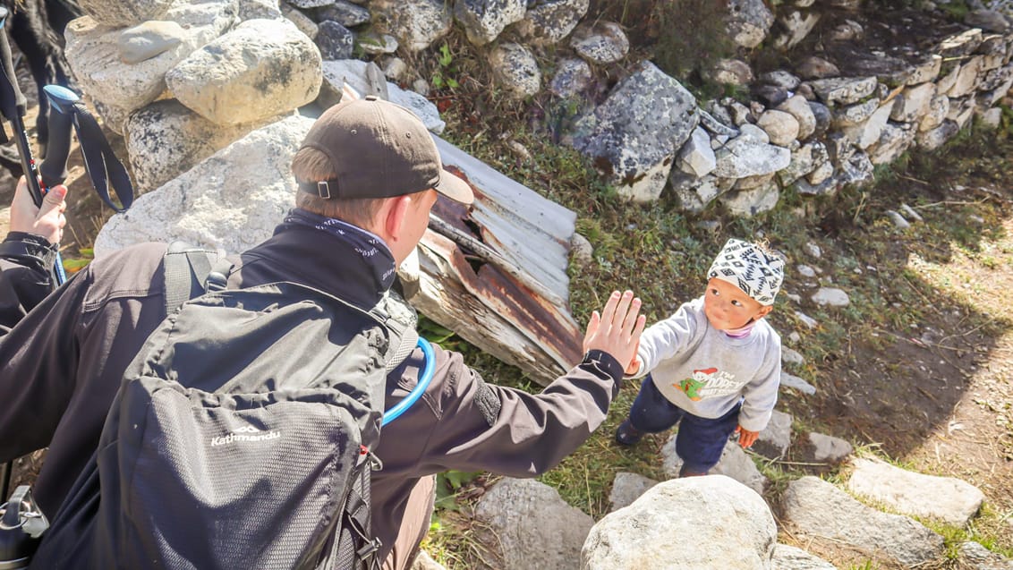 High five med lokal dreng i bjergene, Nepal