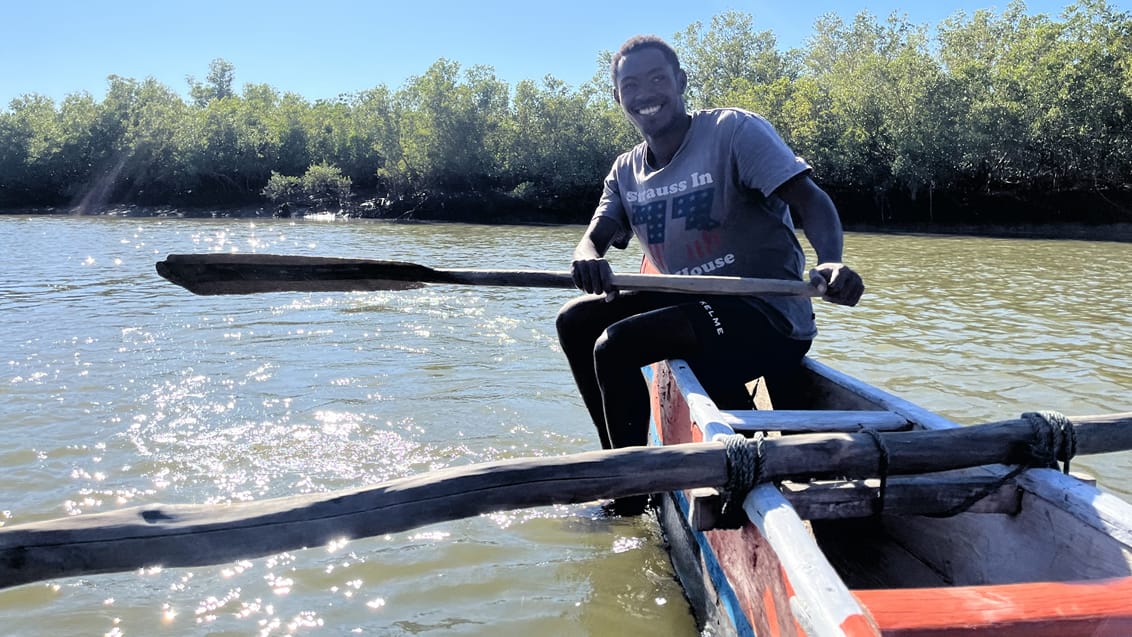 Mand i den klassiske pirogue kano i Madagaskar