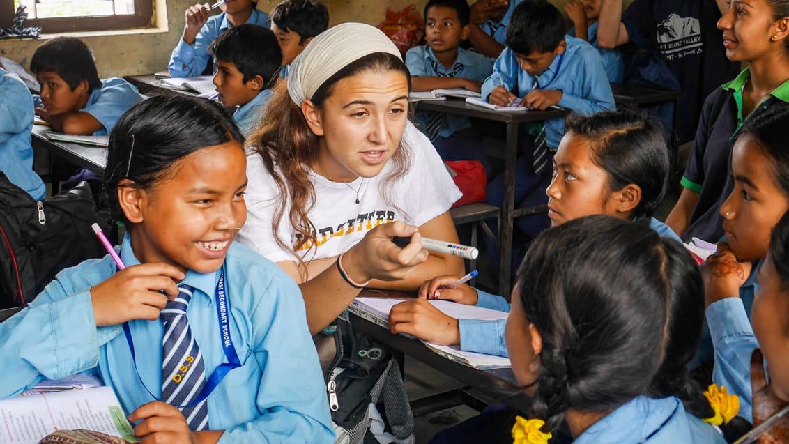 Interaktion med skolebørn på frivilligt arbejde i Nepal Interaktion med skolebørn på frivilligt arbejde i Nepal