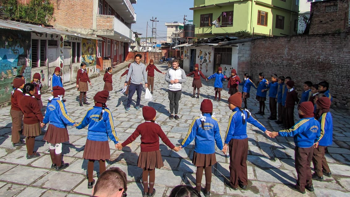 Leg med børn i skole i Kathmandu Leg med børn i skole i Kathmandu