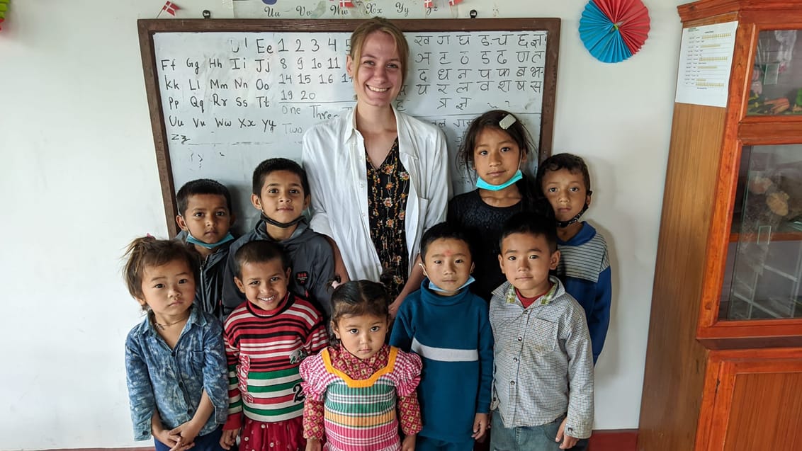 Børnehavebørn og frivillig i Kathmandu Børnehavebørn og frivillig i Kathmandu