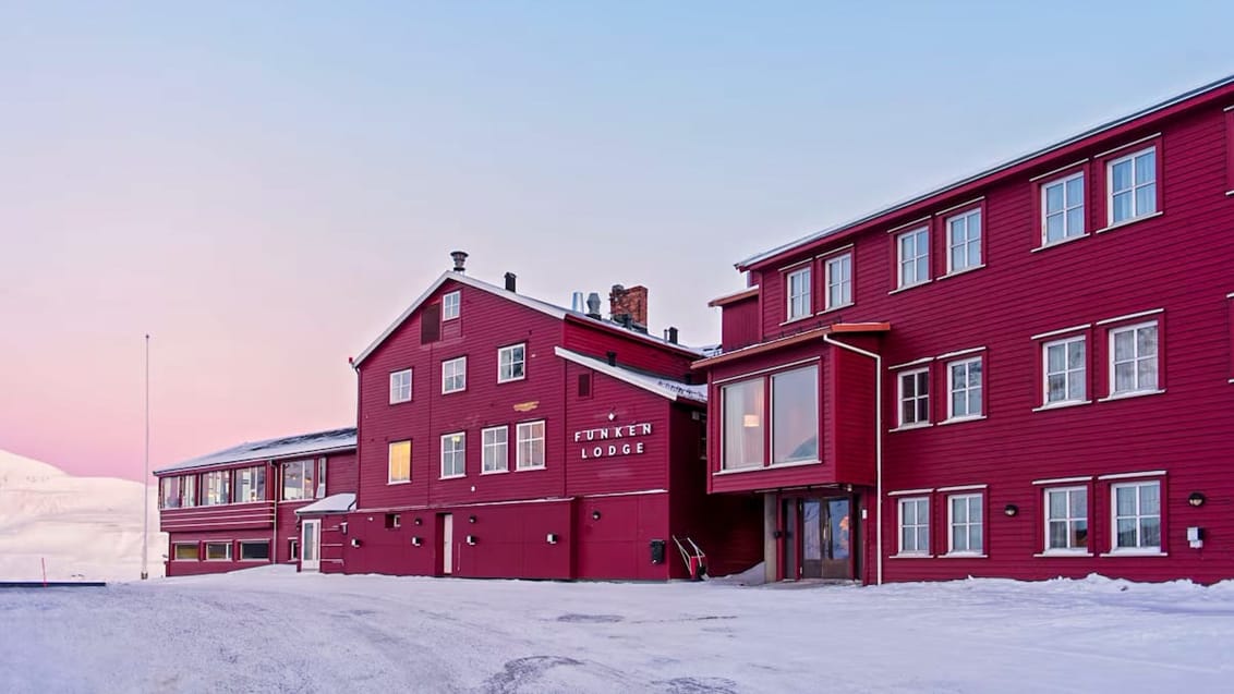 Svalbard Deluxe: Hundeslæde, snescootertur og gourmetoplevelser