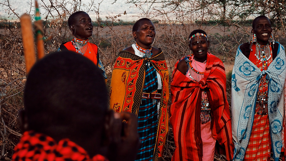 Syngende Maasai kvinder