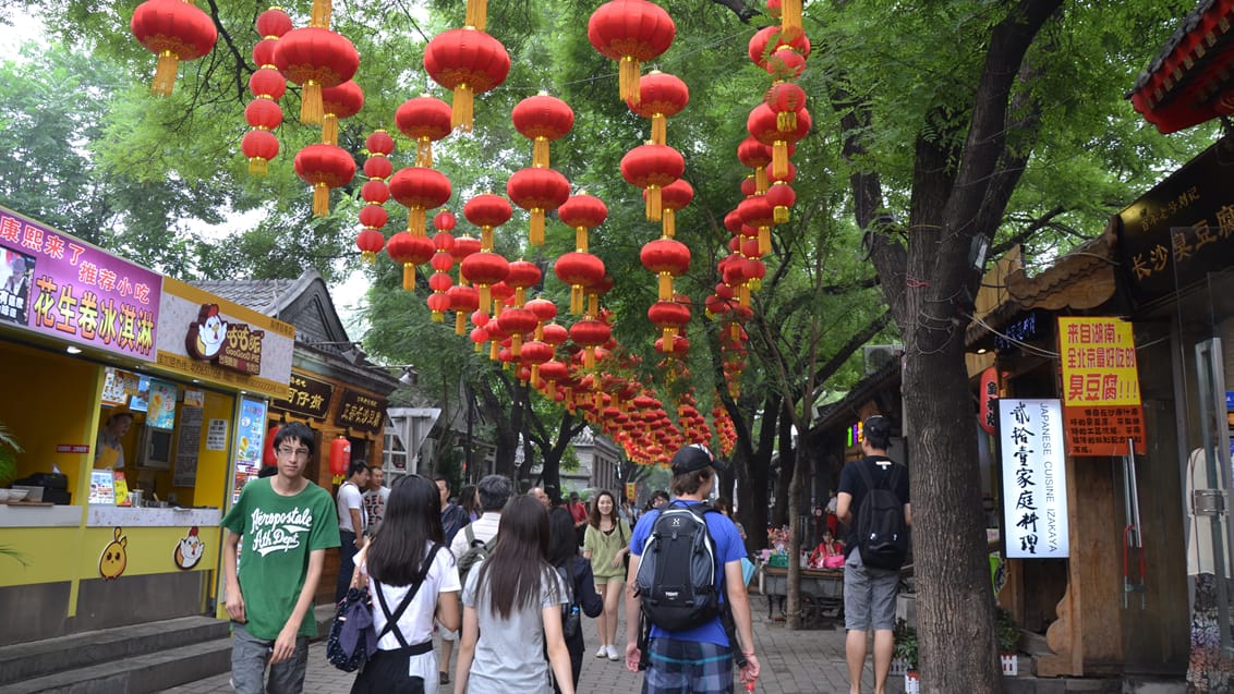 Lokal gade i storbyen Beijing